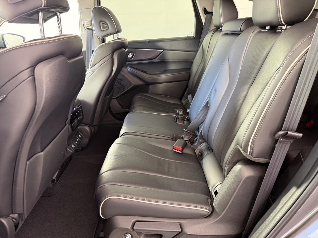 Acura MDX Vehicle Full-screen Gallery Image 18