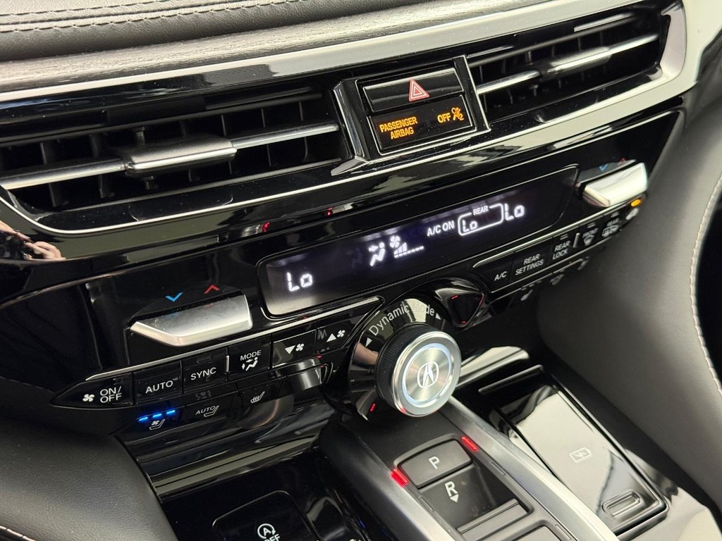 Acura MDX Vehicle Full-screen Gallery Image 25