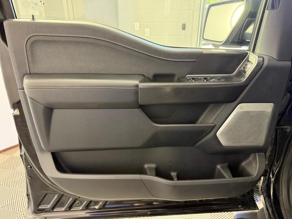 Ford F-150 Vehicle Full-screen Gallery Image 16