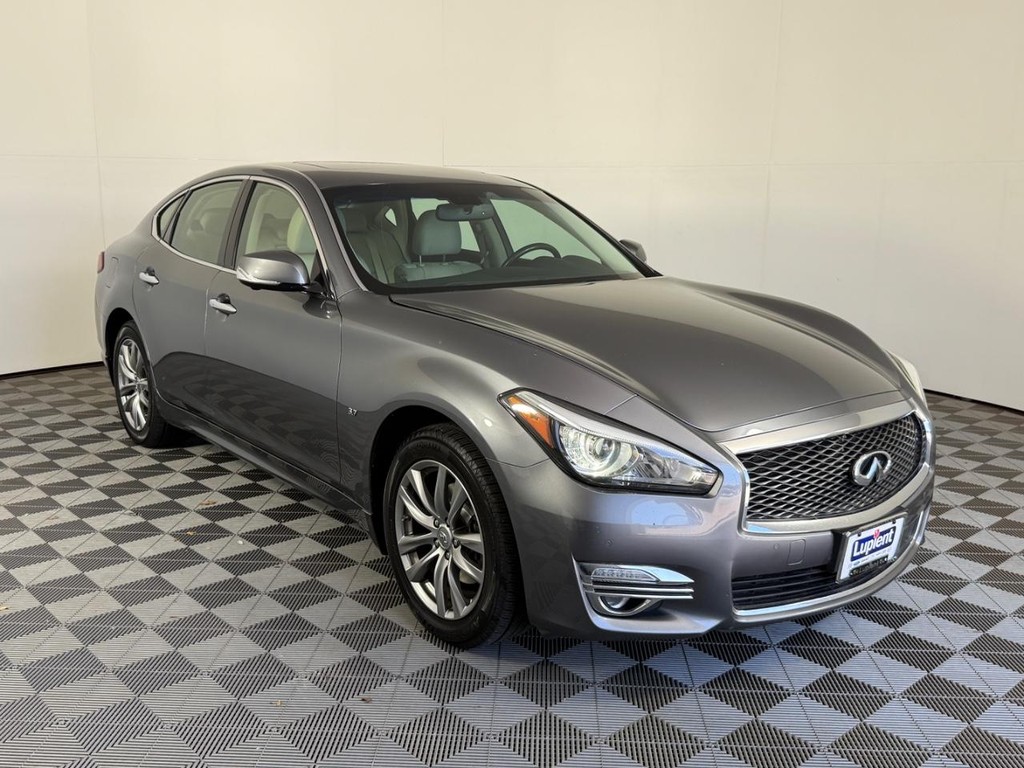INFINITI Q70 Vehicle Full-screen Gallery Image 01