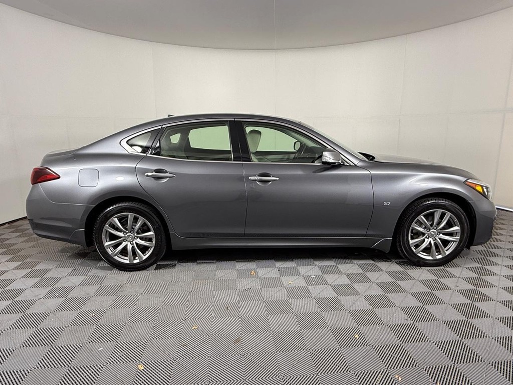 INFINITI Q70 Vehicle Full-screen Gallery Image 02