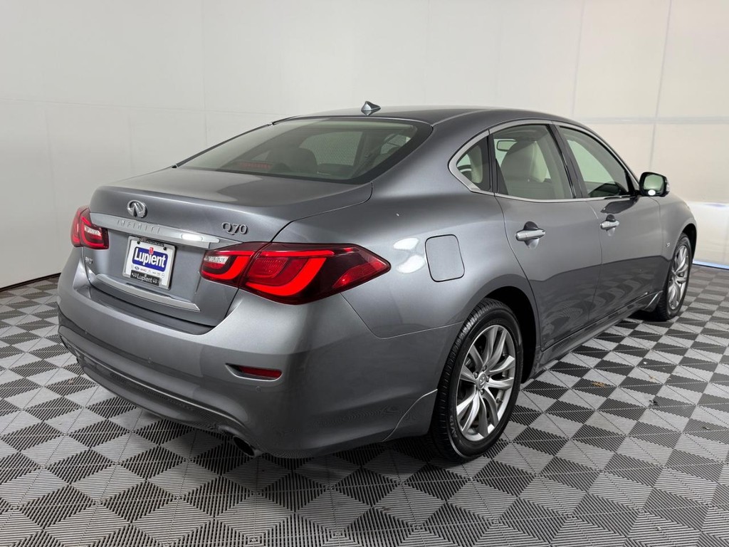 INFINITI Q70 Vehicle Full-screen Gallery Image 03