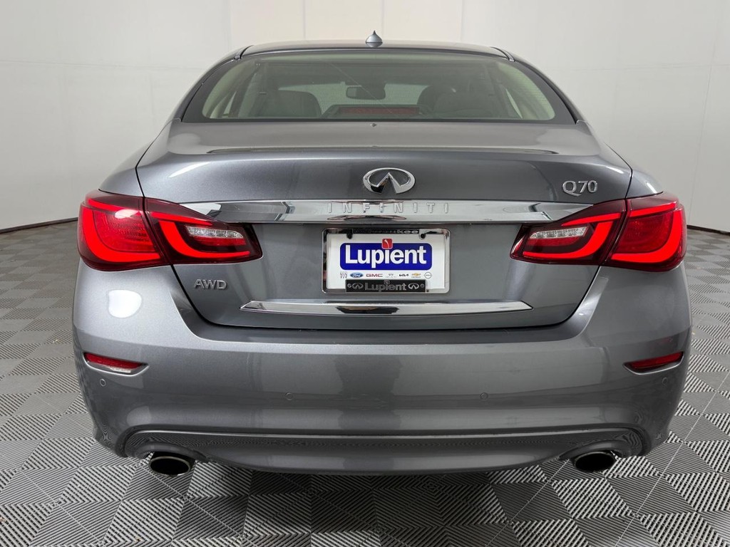 INFINITI Q70 Vehicle Full-screen Gallery Image 04