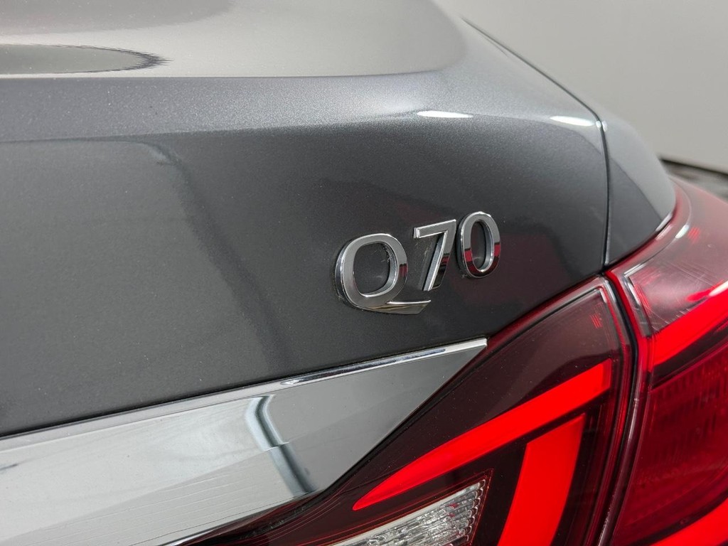 INFINITI Q70 Vehicle Full-screen Gallery Image 05