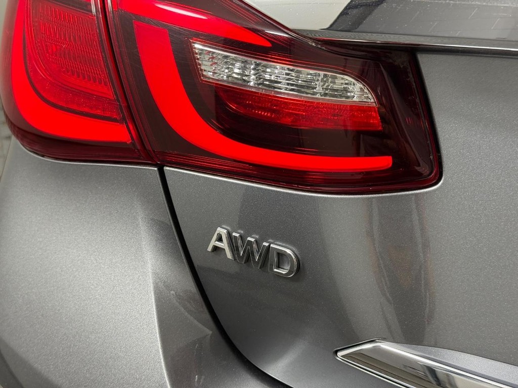 INFINITI Q70 Vehicle Full-screen Gallery Image 06