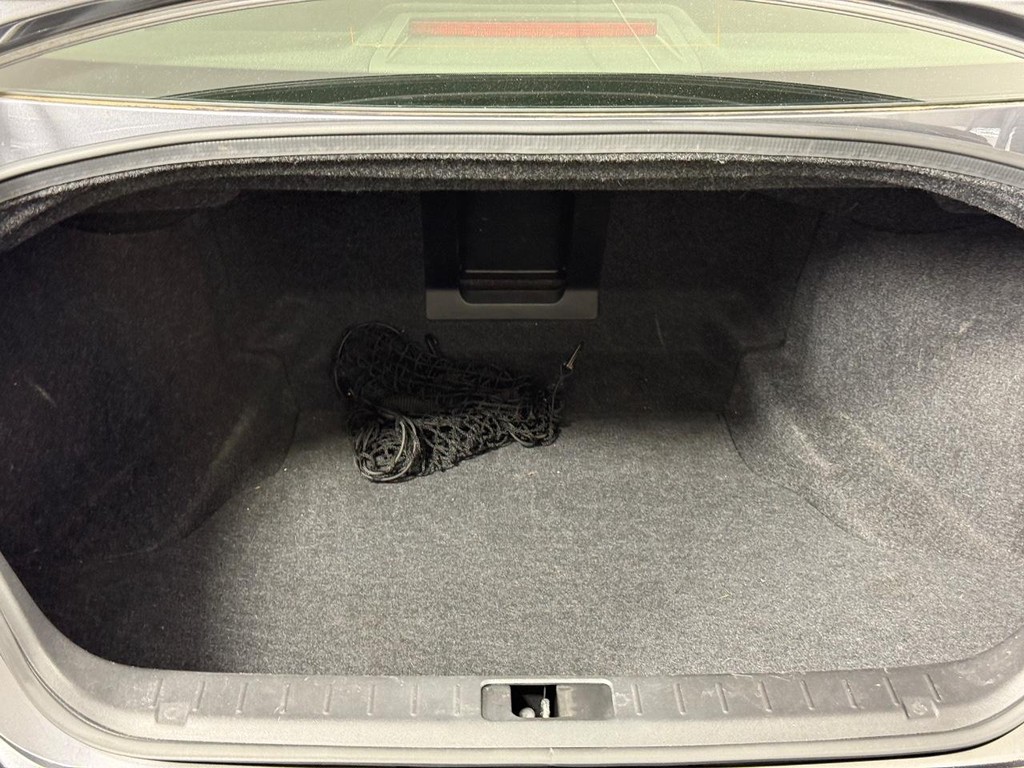 INFINITI Q70 Vehicle Full-screen Gallery Image 07