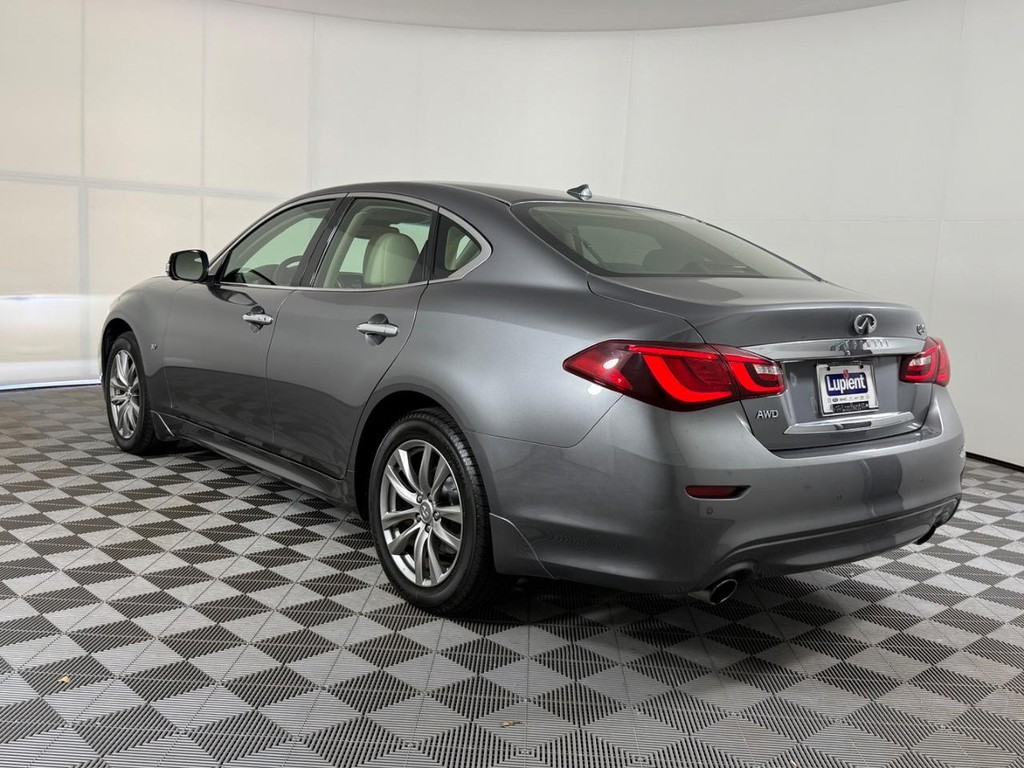 INFINITI Q70 Vehicle Full-screen Gallery Image 08