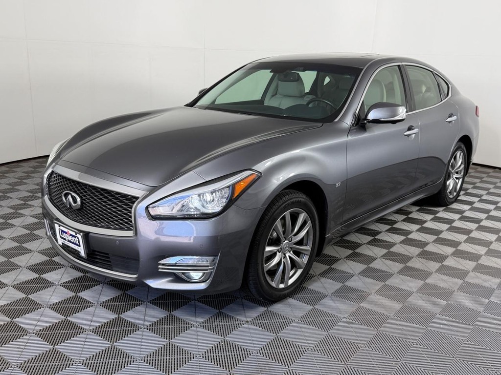 INFINITI Q70 Vehicle Full-screen Gallery Image 09