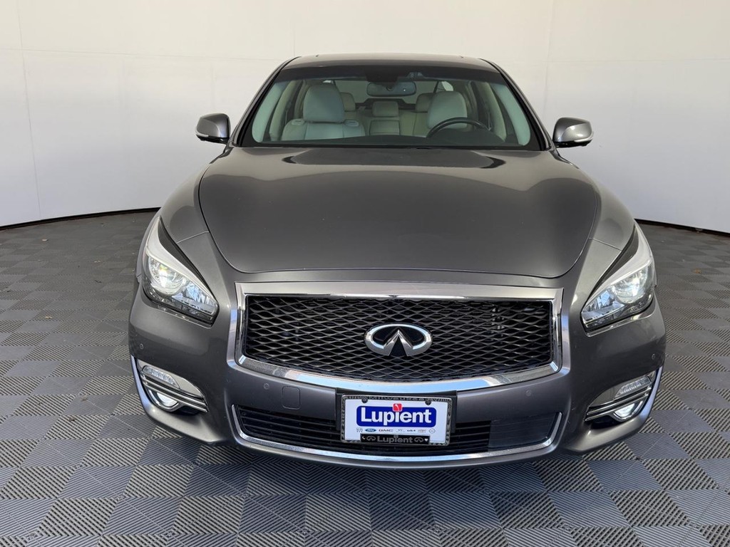 INFINITI Q70 Vehicle Full-screen Gallery Image 10
