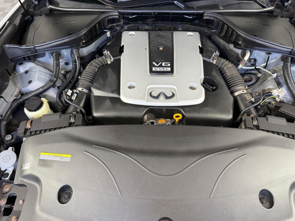 INFINITI Q70 Vehicle Full-screen Gallery Image 11