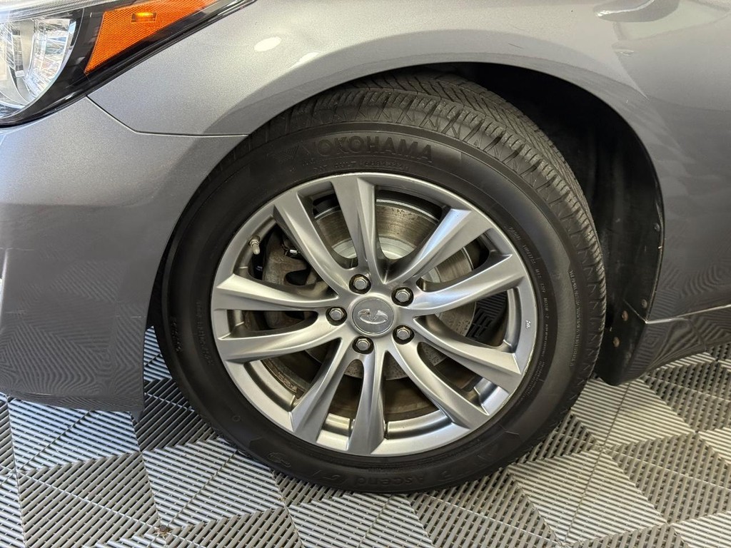 INFINITI Q70 Vehicle Full-screen Gallery Image 12