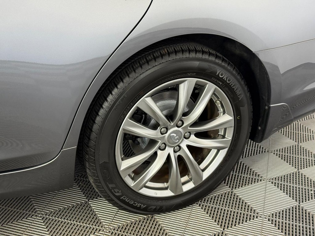 INFINITI Q70 Vehicle Full-screen Gallery Image 13