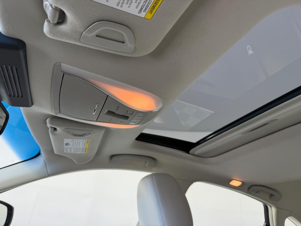 INFINITI Q70 Vehicle Full-screen Gallery Image 14