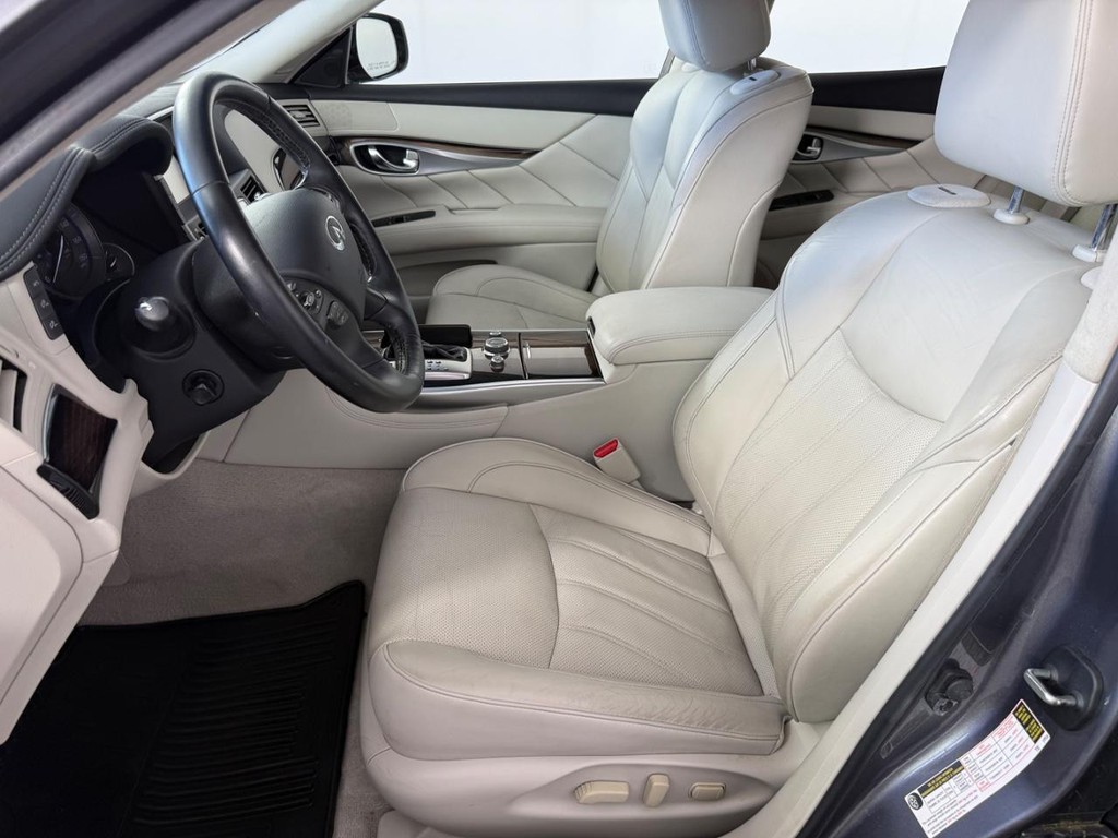 INFINITI Q70 Vehicle Full-screen Gallery Image 15