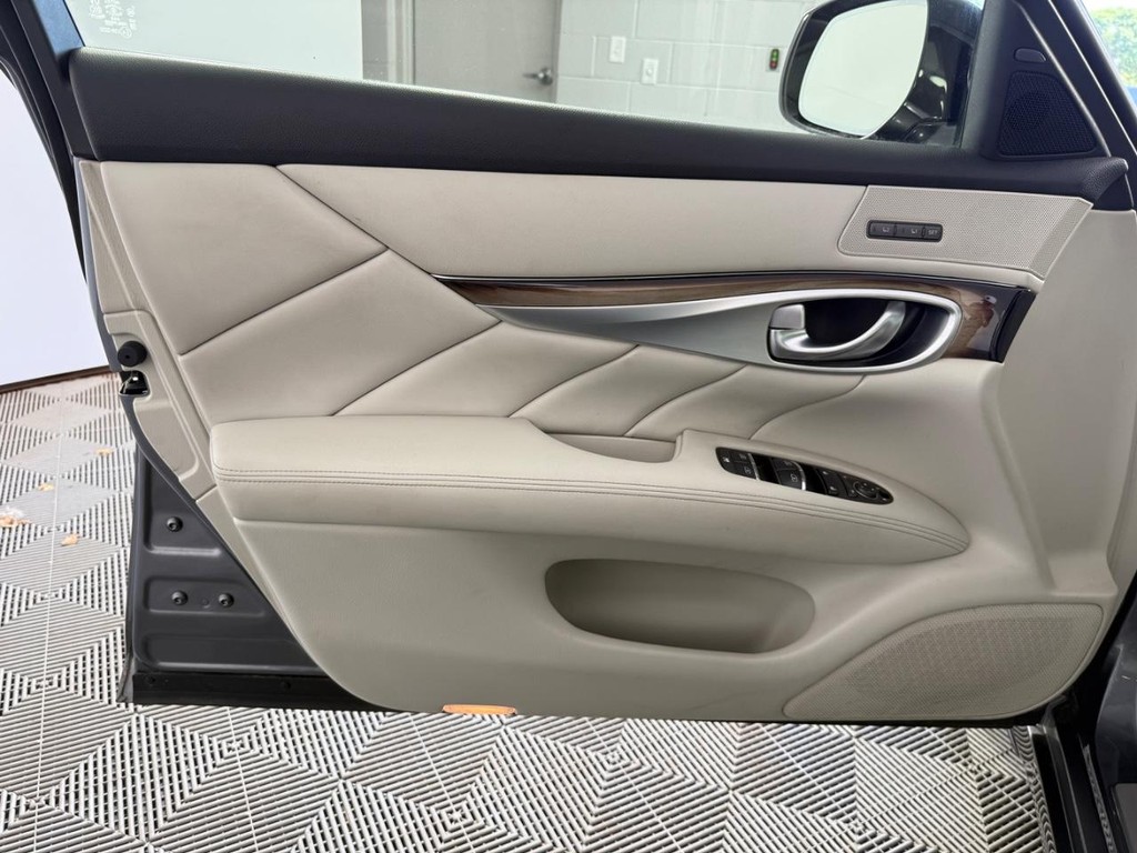 INFINITI Q70 Vehicle Full-screen Gallery Image 16