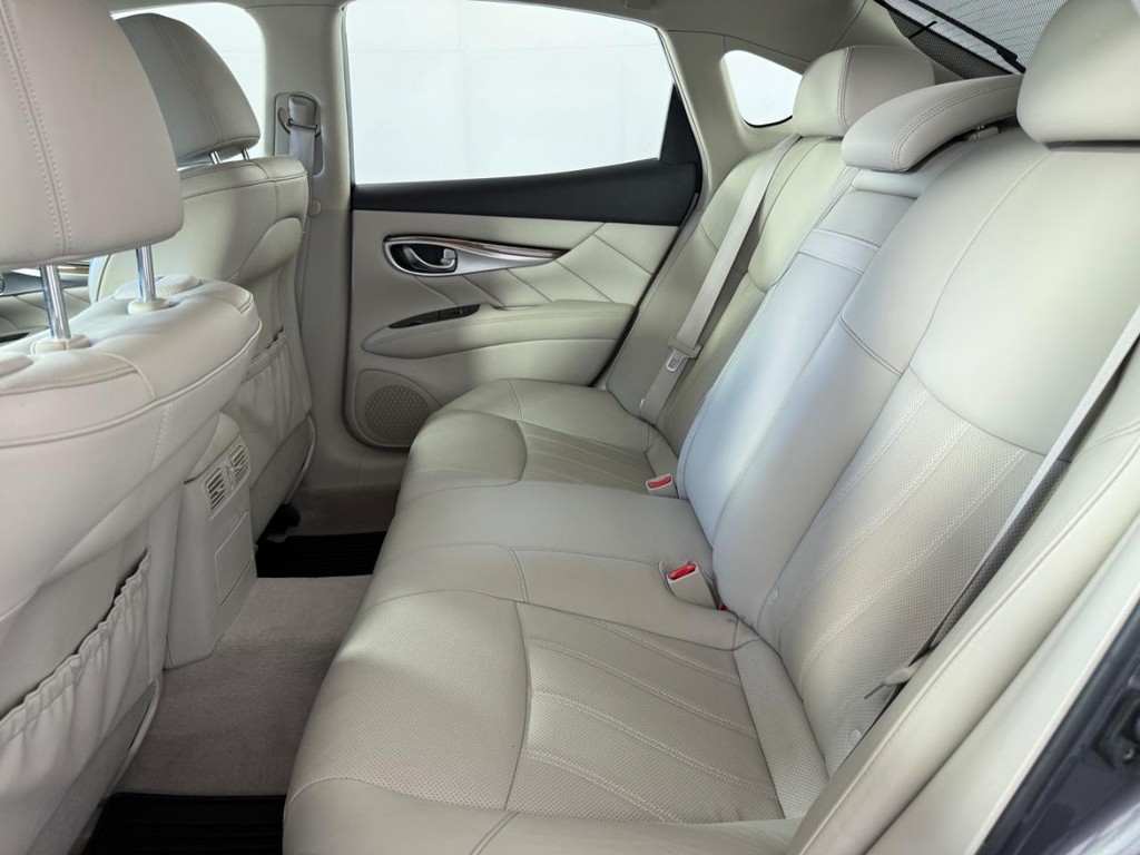 INFINITI Q70 Vehicle Full-screen Gallery Image 17
