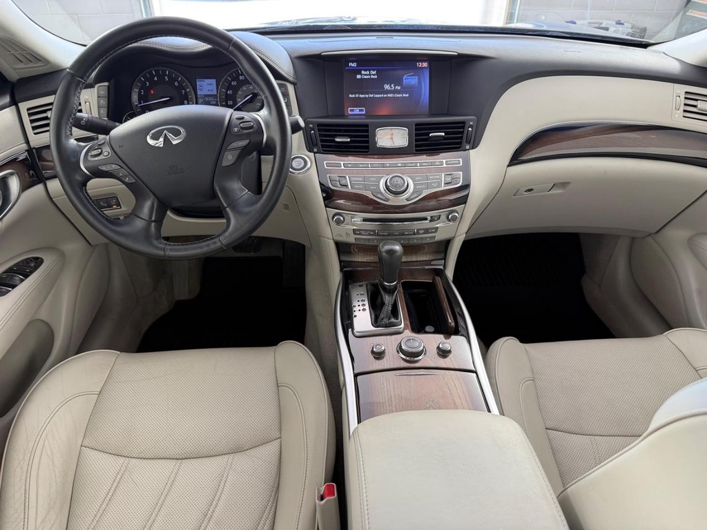INFINITI Q70 Vehicle Full-screen Gallery Image 18