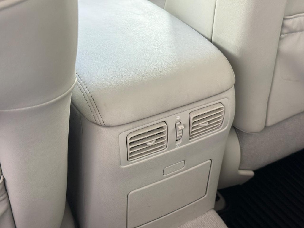 INFINITI Q70 Vehicle Full-screen Gallery Image 19