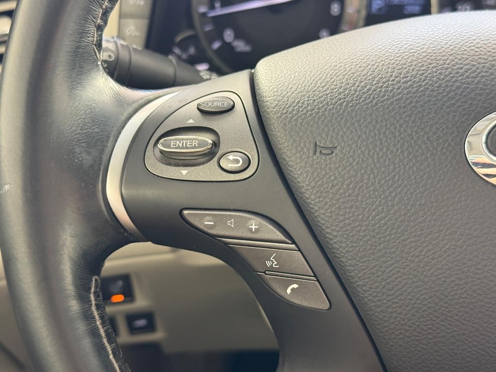 INFINITI Q70 Vehicle Full-screen Gallery Image 20