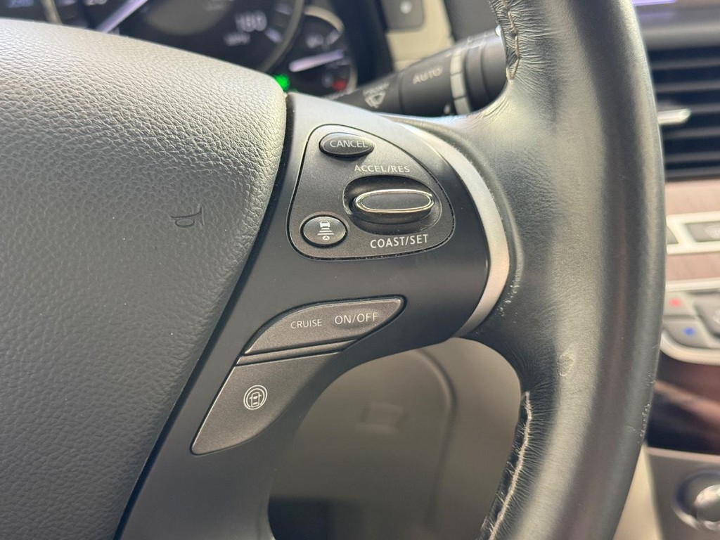 INFINITI Q70 Vehicle Full-screen Gallery Image 21