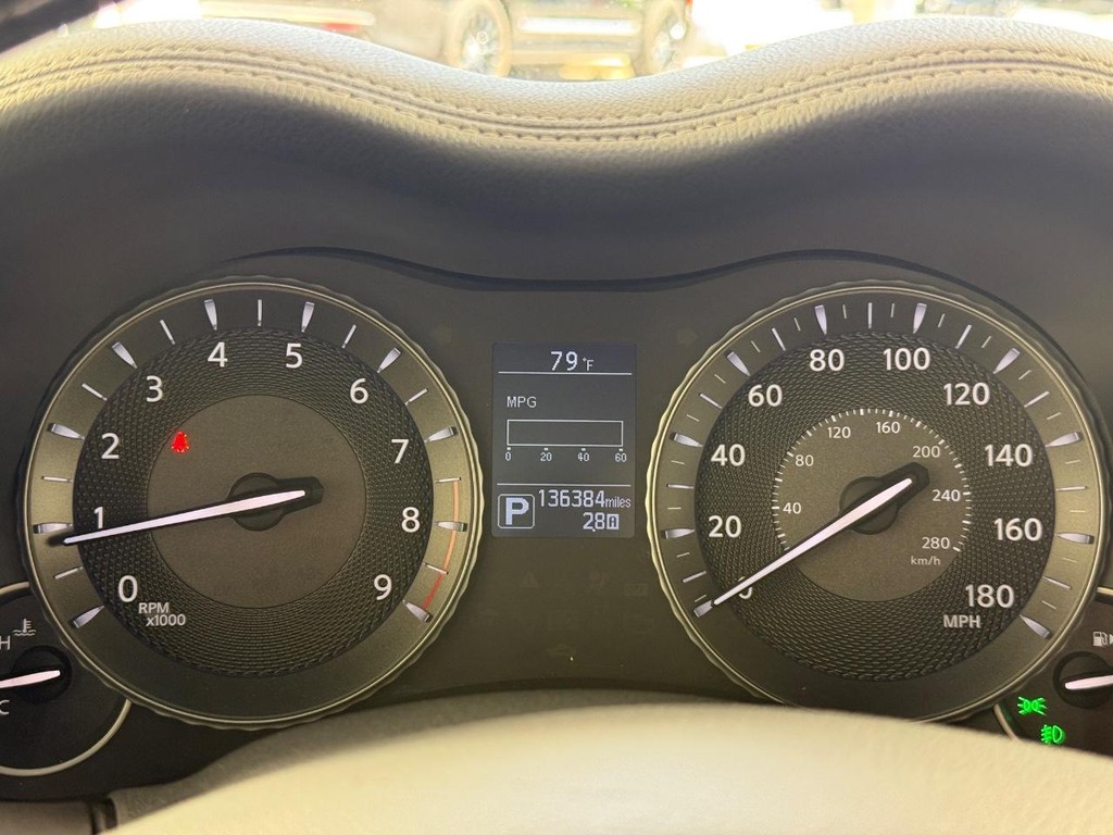 INFINITI Q70 Vehicle Full-screen Gallery Image 22