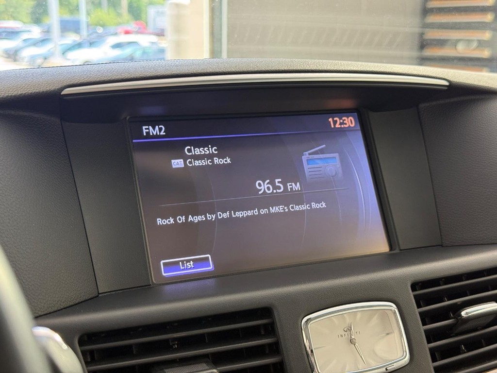 INFINITI Q70 Vehicle Full-screen Gallery Image 23