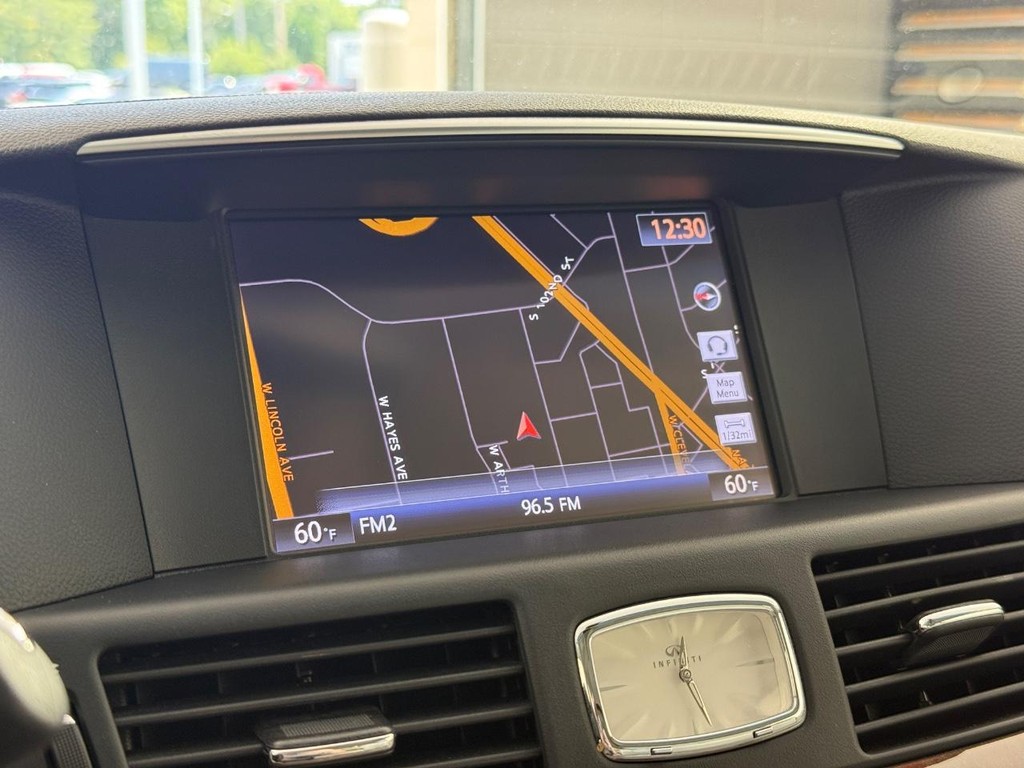 INFINITI Q70 Vehicle Full-screen Gallery Image 24