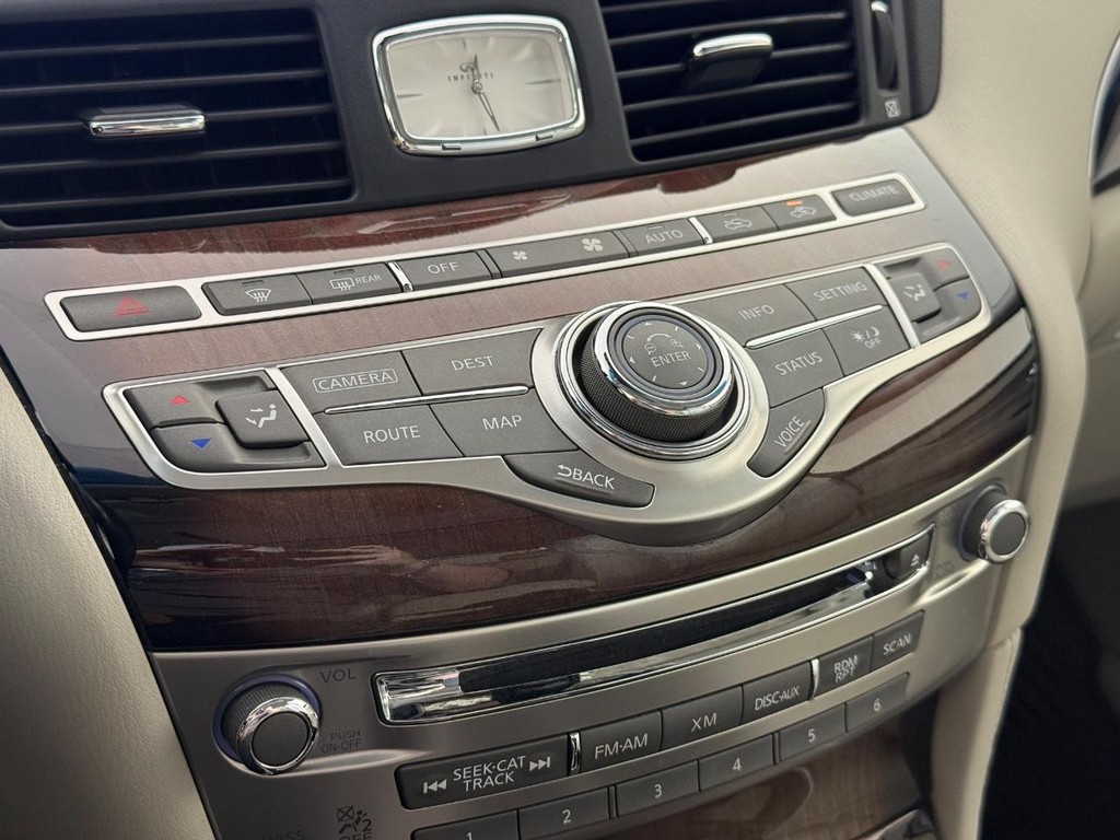 INFINITI Q70 Vehicle Full-screen Gallery Image 25