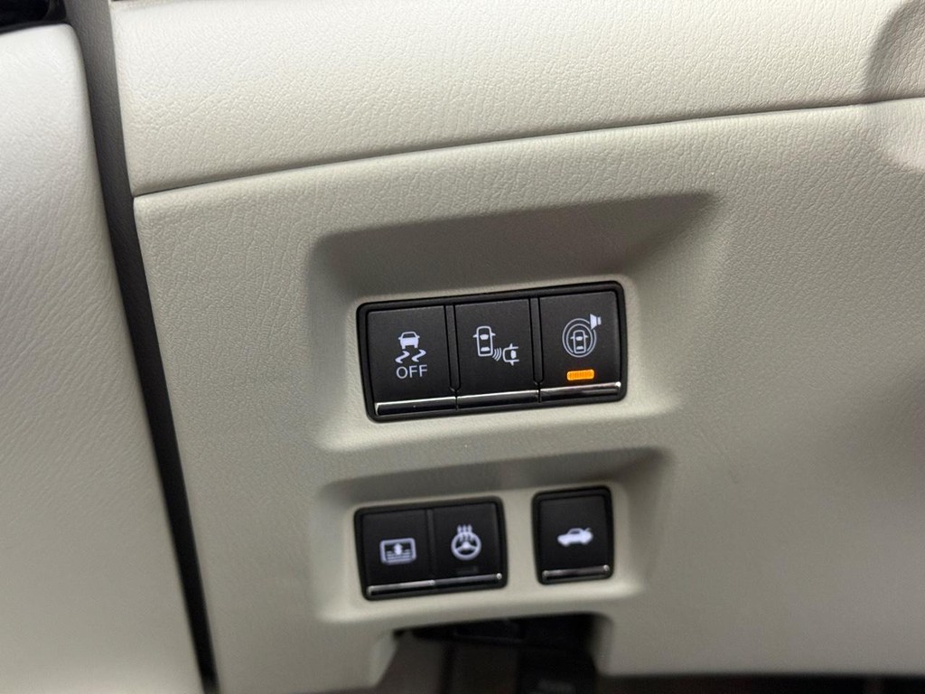 INFINITI Q70 Vehicle Full-screen Gallery Image 27