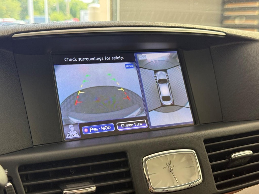 INFINITI Q70 Vehicle Full-screen Gallery Image 29