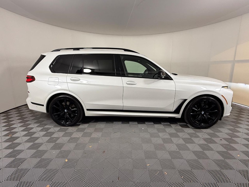 BMW X7 Vehicle Full-screen Gallery Image 02