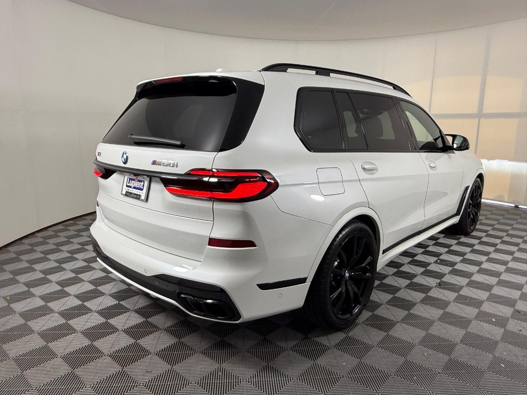BMW X7 Vehicle Full-screen Gallery Image 03