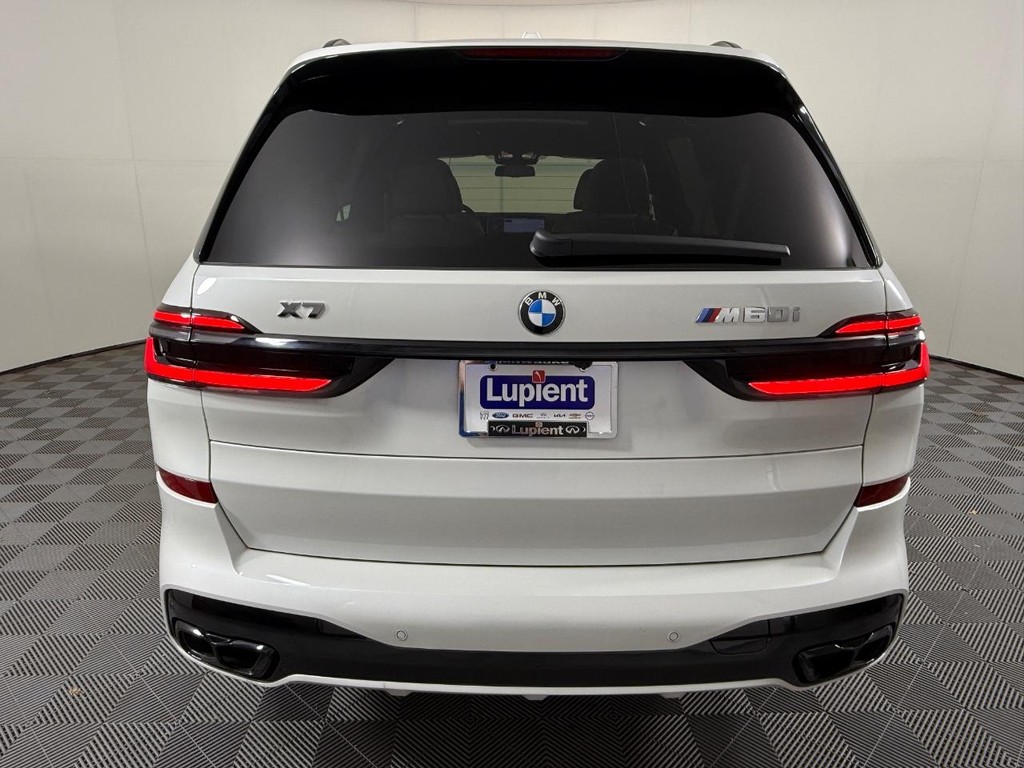 BMW X7 Vehicle Full-screen Gallery Image 04