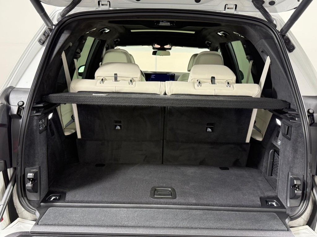 BMW X7 Vehicle Full-screen Gallery Image 05