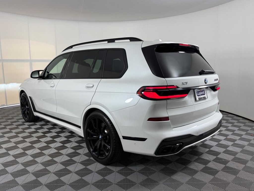 BMW X7 Vehicle Full-screen Gallery Image 06
