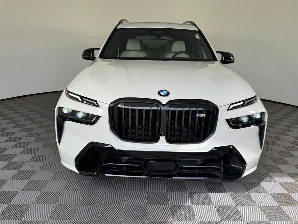 BMW X7 Vehicle Full-screen Gallery Image 08