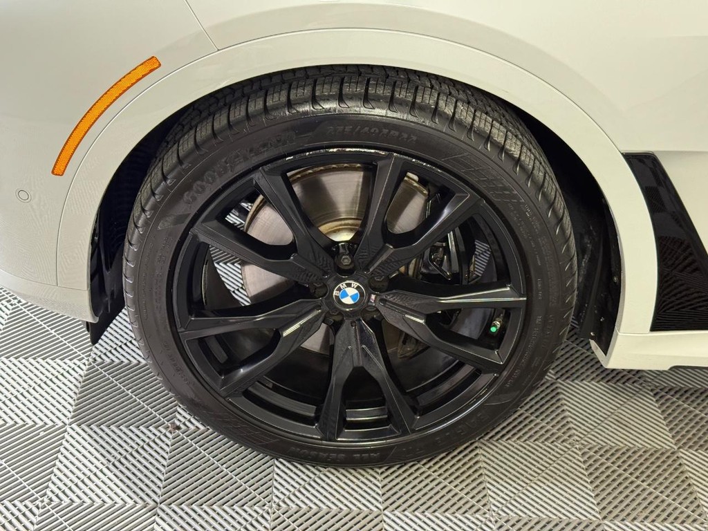 BMW X7 Vehicle Full-screen Gallery Image 09