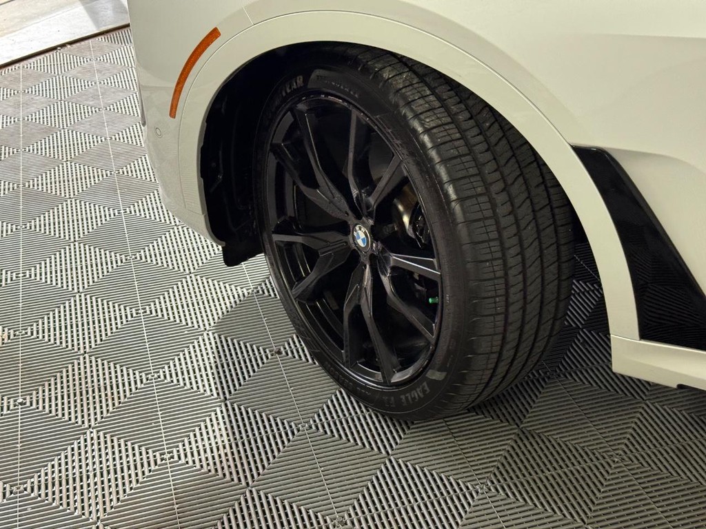 BMW X7 Vehicle Full-screen Gallery Image 10