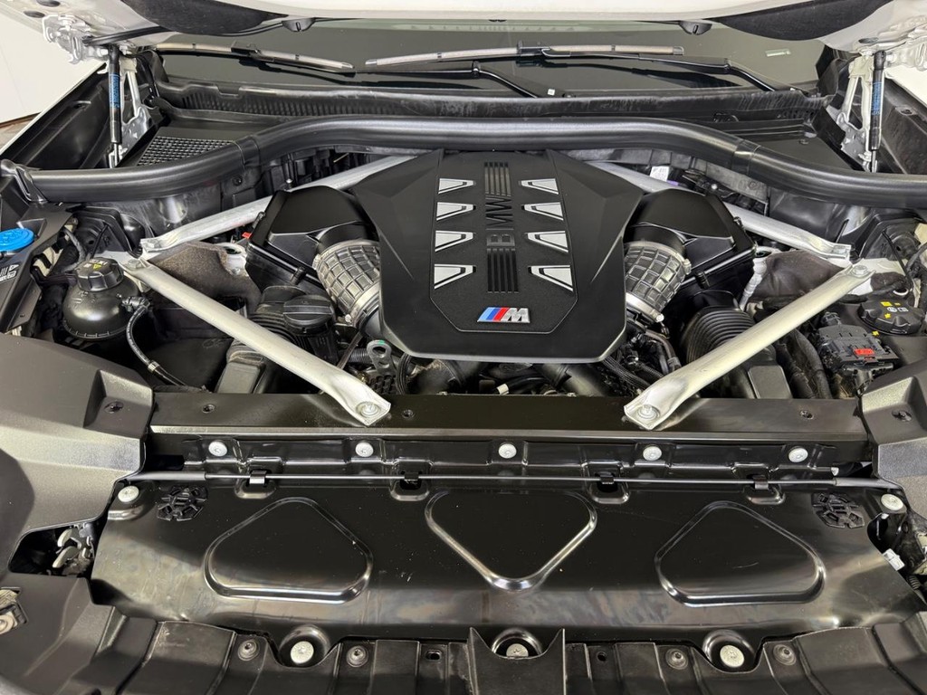 BMW X7 Vehicle Full-screen Gallery Image 11
