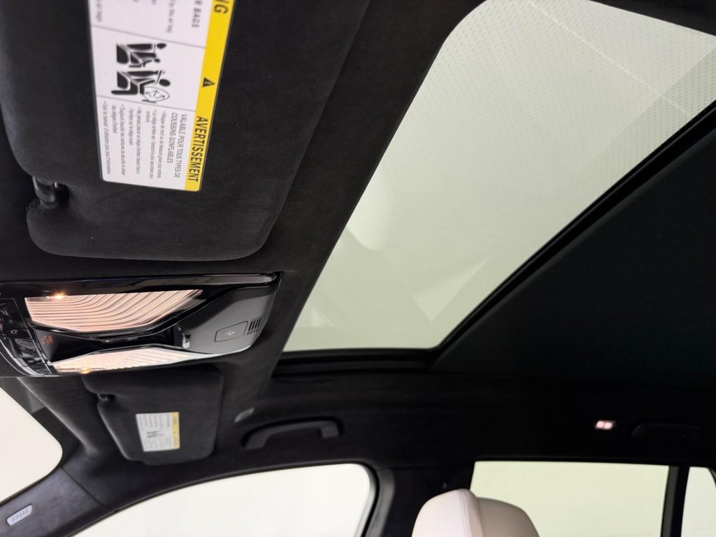BMW X7 Vehicle Full-screen Gallery Image 12
