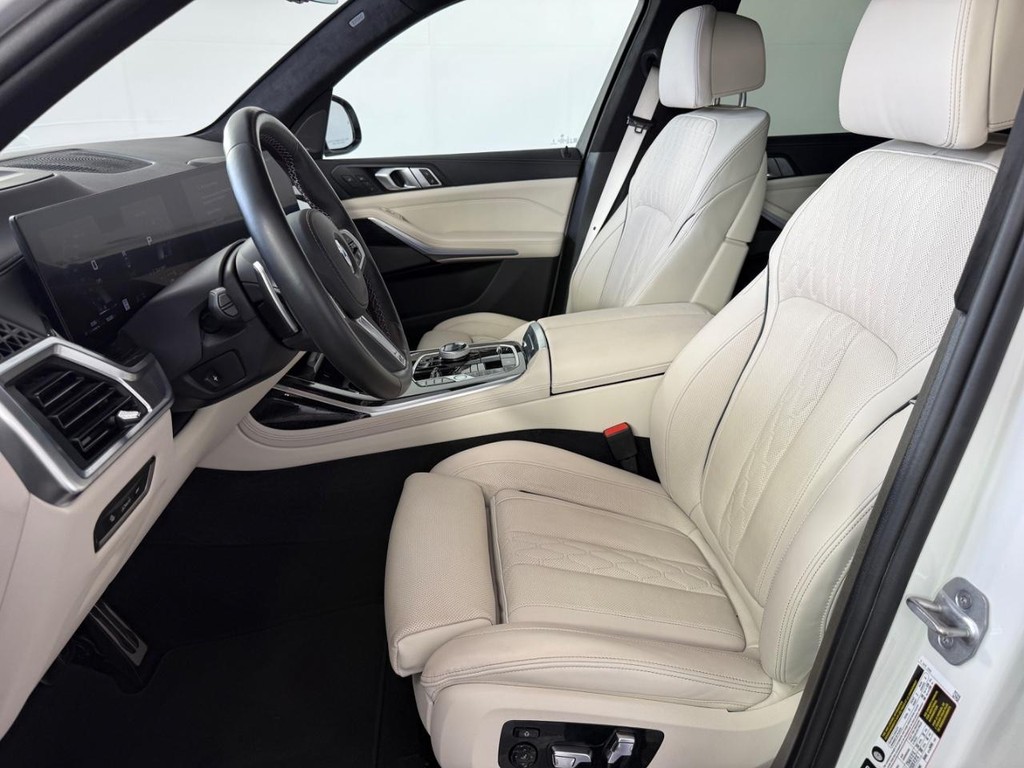 BMW X7 Vehicle Full-screen Gallery Image 13