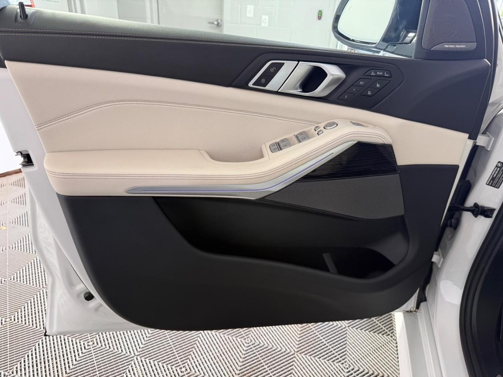 BMW X7 Vehicle Full-screen Gallery Image 14
