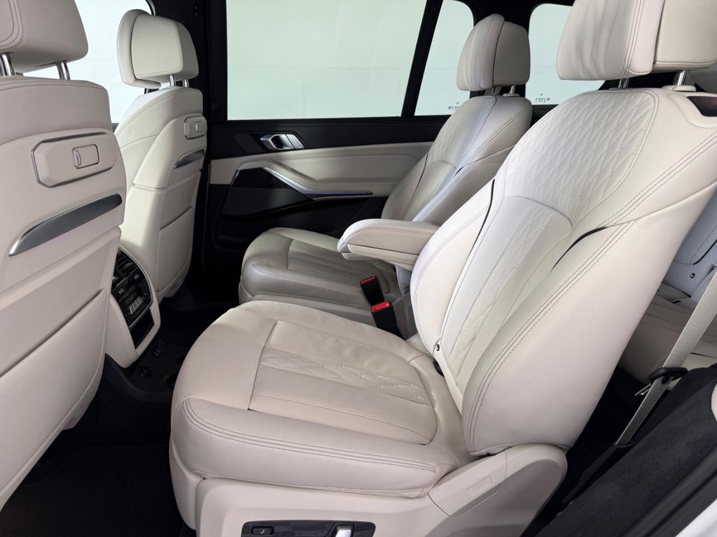 BMW X7 Vehicle Full-screen Gallery Image 15