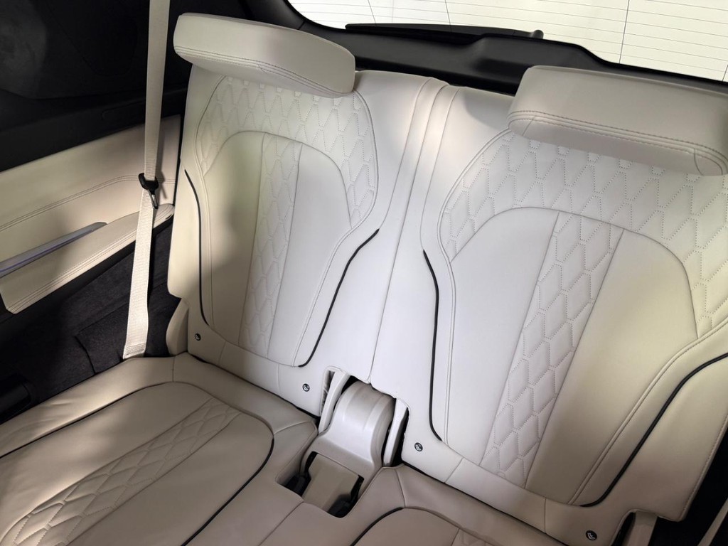 BMW X7 Vehicle Full-screen Gallery Image 16