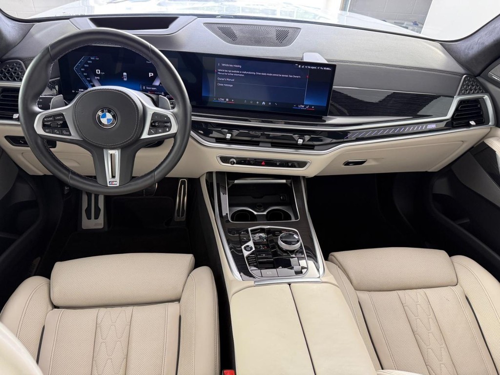 BMW X7 Vehicle Full-screen Gallery Image 17
