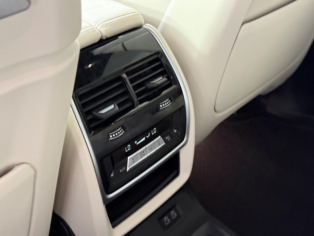 BMW X7 Vehicle Full-screen Gallery Image 18