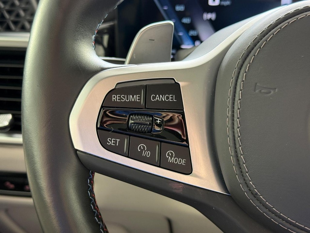 BMW X7 Vehicle Full-screen Gallery Image 19