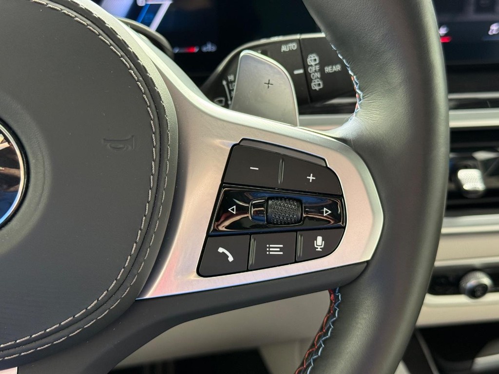 BMW X7 Vehicle Full-screen Gallery Image 20