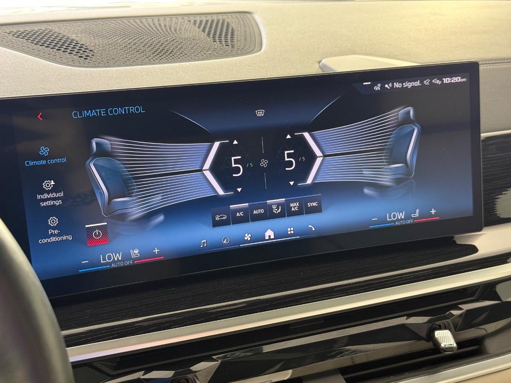 BMW X7 Vehicle Full-screen Gallery Image 23