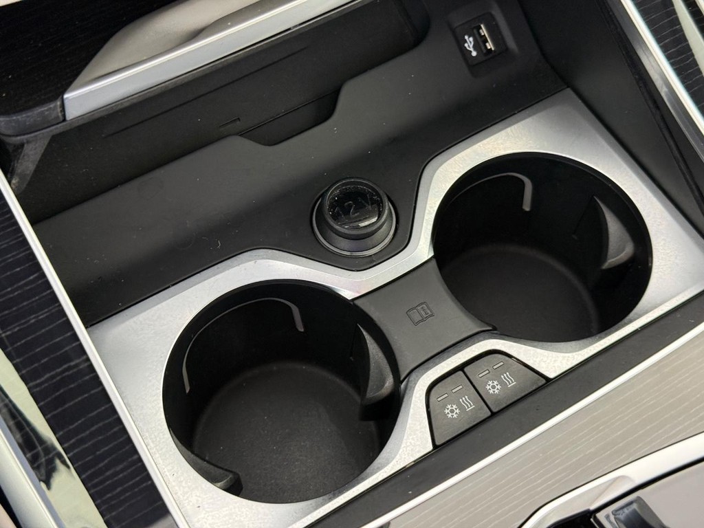 BMW X7 Vehicle Full-screen Gallery Image 24